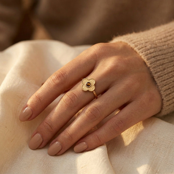 Bague ouverte florale en or — Doumira