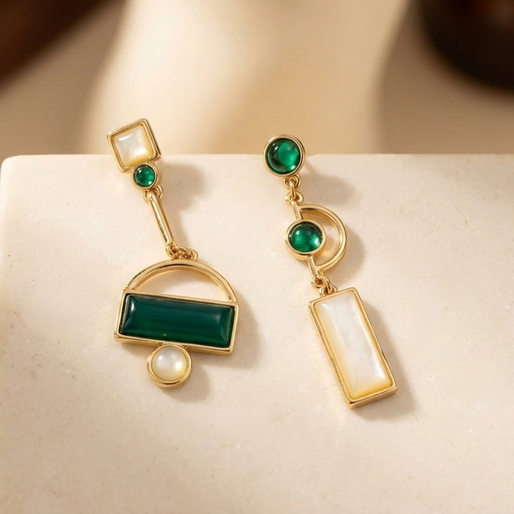 Boucles d'oreilles géométriques en or et émeraude — Doumira