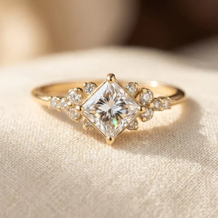 Bague Solitaire Carrée en Or — Doumira