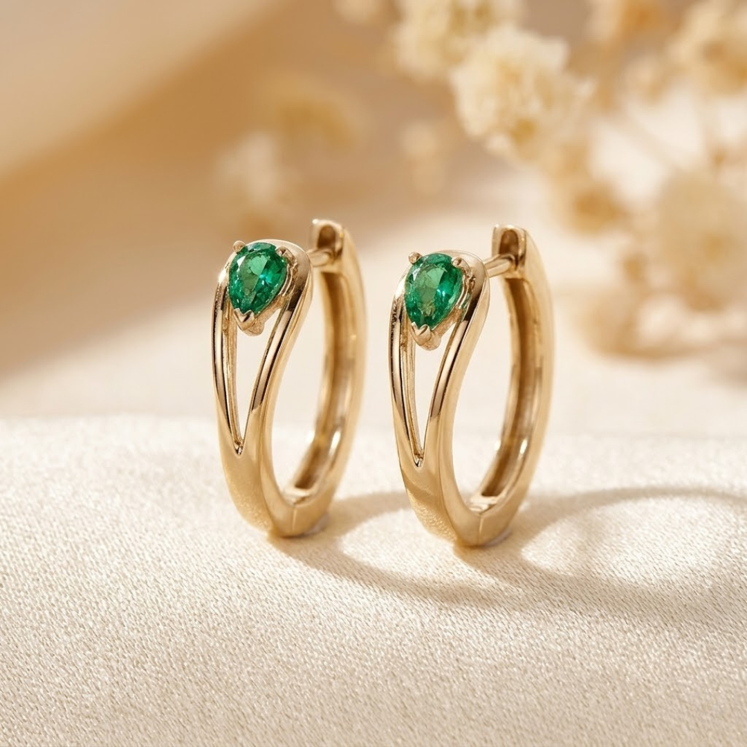 Boucles d'oreilles créoles en or avec accents en émeraude — Doumira
