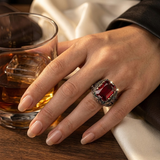 Bague Sceau Ornée en Argent et Rubis — Doumira