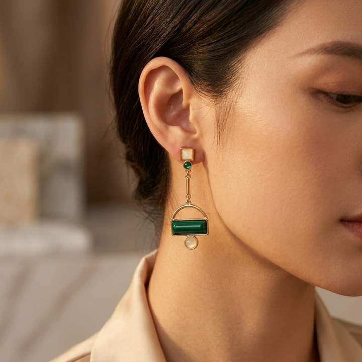 Boucles d'oreilles géométriques en or et émeraude — Doumira