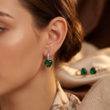Boucles d'oreilles créoles en argent et émeraude en forme de cœur — Doumira