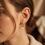 Boucles d'oreilles créoles en or avec accents en émeraude — Doumira