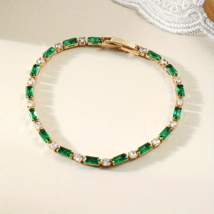 Bracelet de tennis alterné en or et émeraude — Doumira