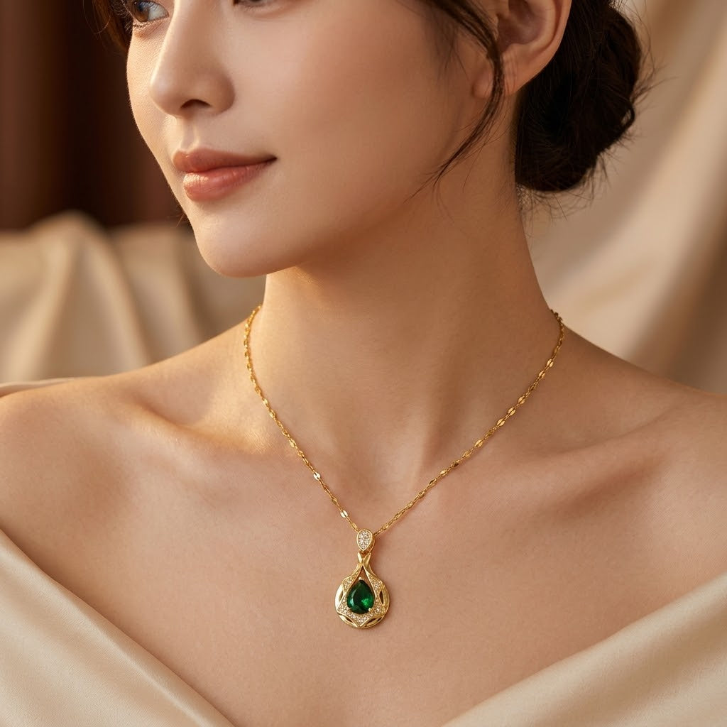 Collier Pendentif Goutte d'Eau en Émeraude Dorée — Doumira
