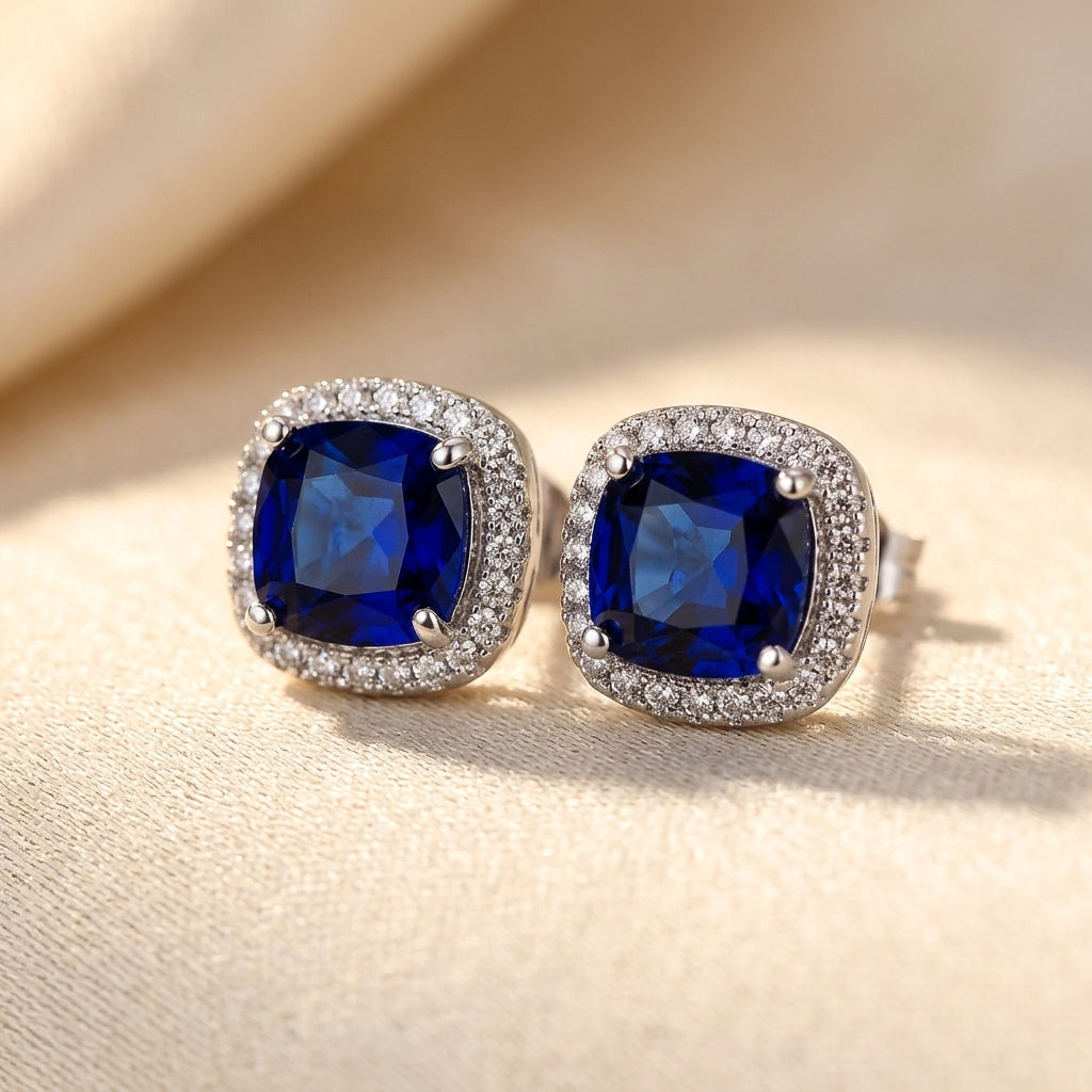 Boucles d'oreilles puces en saphir argenté — Doumira