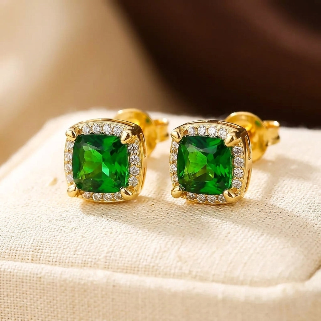 Boucles d'oreilles puces en or et émeraude — Doumira