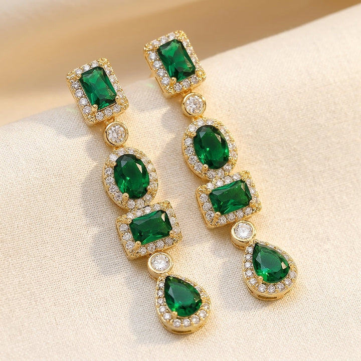 Boucles d'oreilles pendantes multi-formes en or et émeraude — Doumira