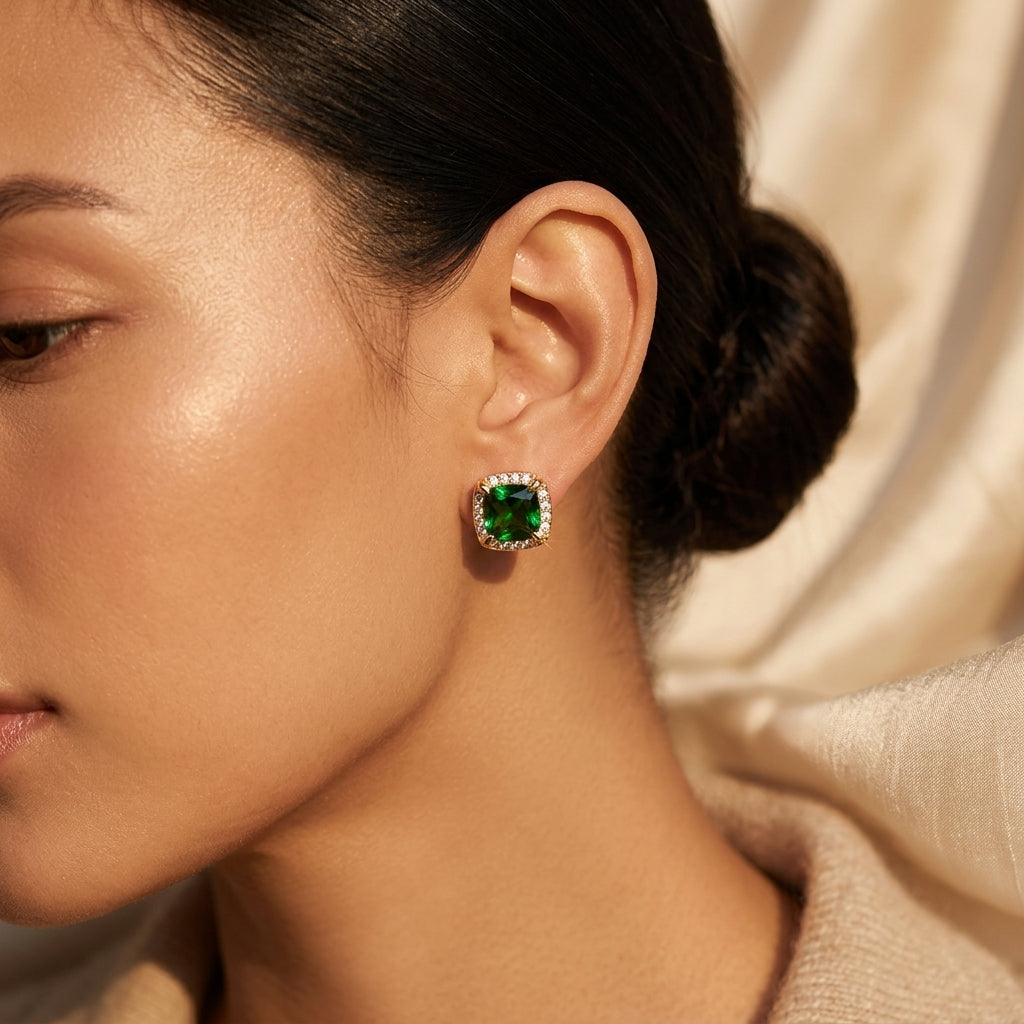 Boucles d'oreilles puces en or et émeraude — Doumira