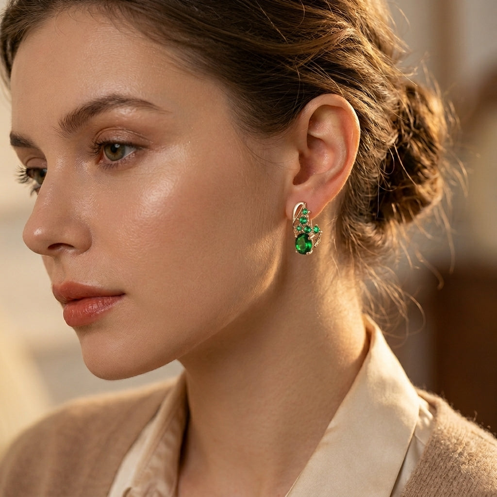 Boucles d'oreilles pendantes en or et émeraudes — Doumira