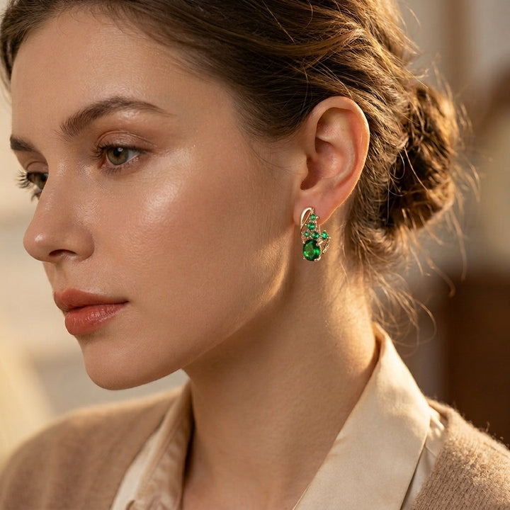 Boucles d'oreilles pendantes en or et émeraudes — Doumira