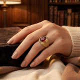 Bague en or avec gravure en rubis — Doumira