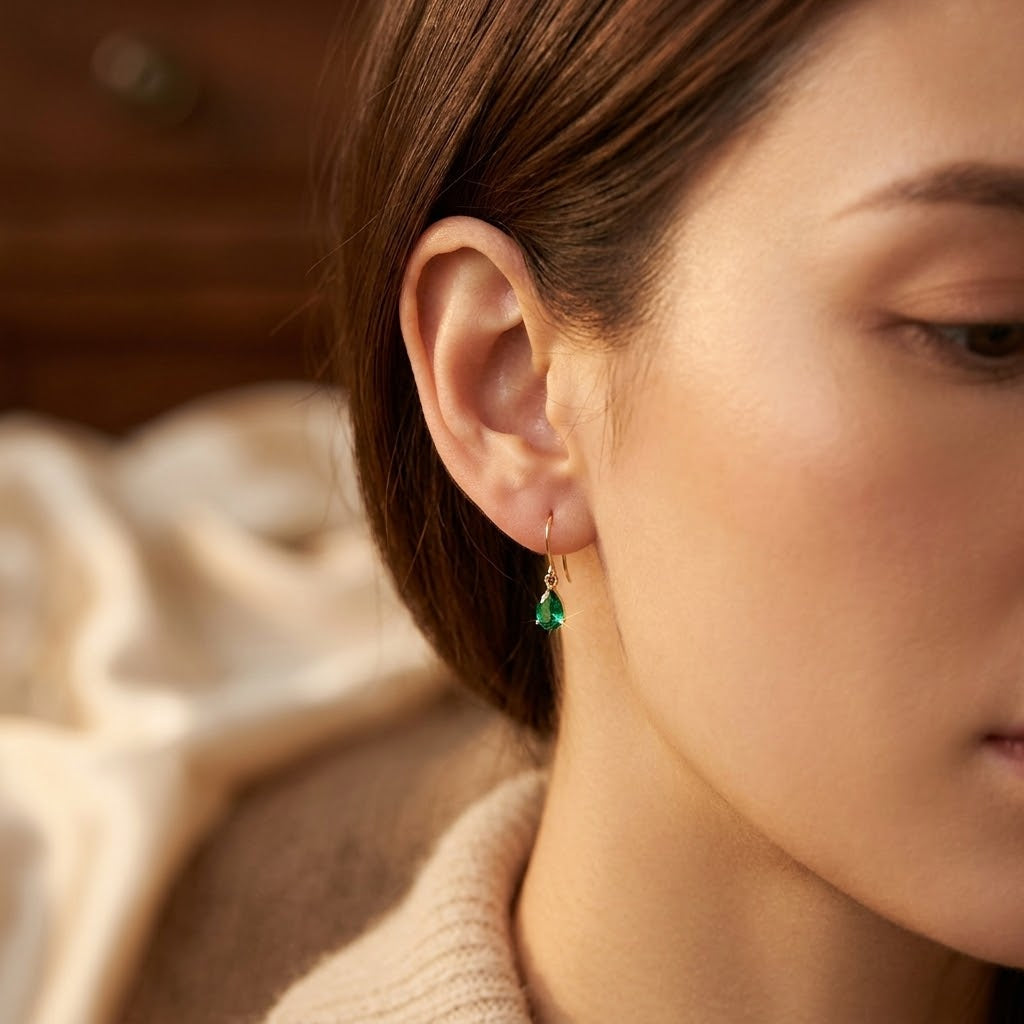 Boucles d'oreilles goutte d'eau en or émeraude — Doumira