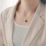 Collier Rectangulaire Halo en Or et Émeraude — Doumira