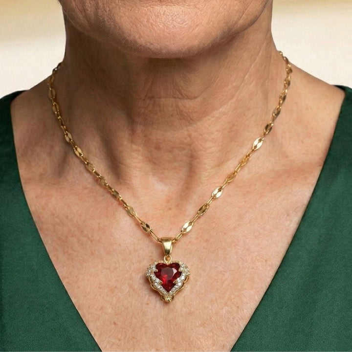 Collier en forme de cœur en rubis Angel Embrace — Doumira