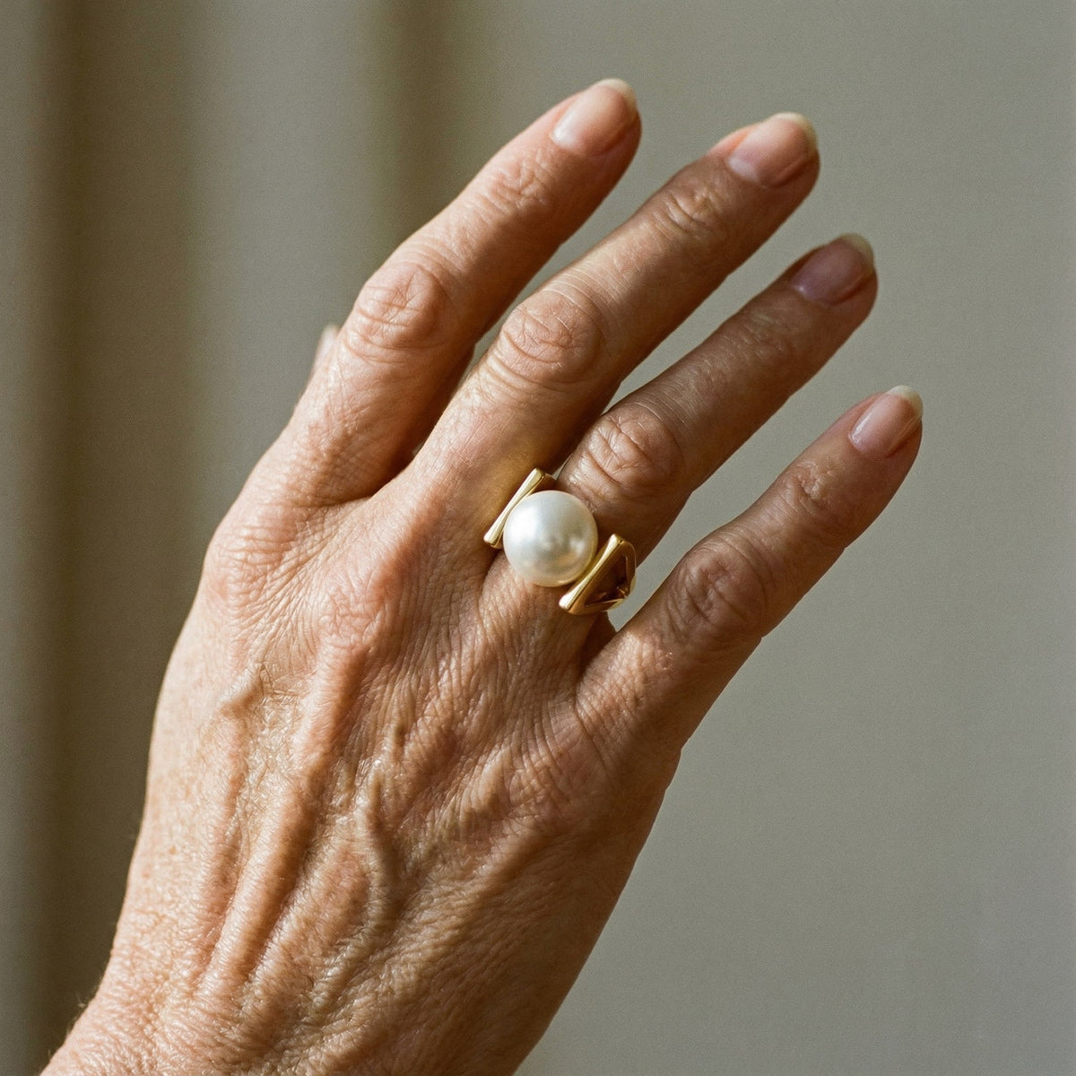 Bague Rétro Dorée avec Ornement de Perles — Doumira