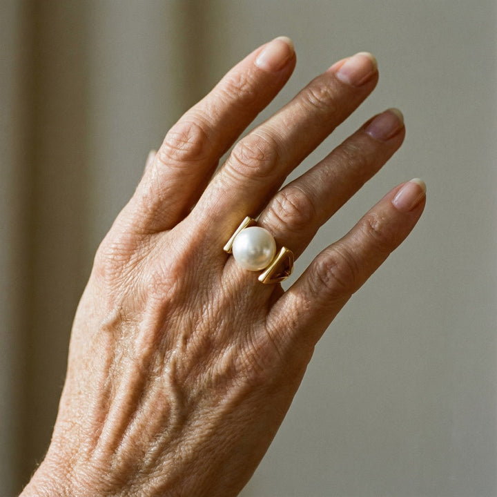 Bague Rétro Dorée avec Ornement de Perles — Doumira