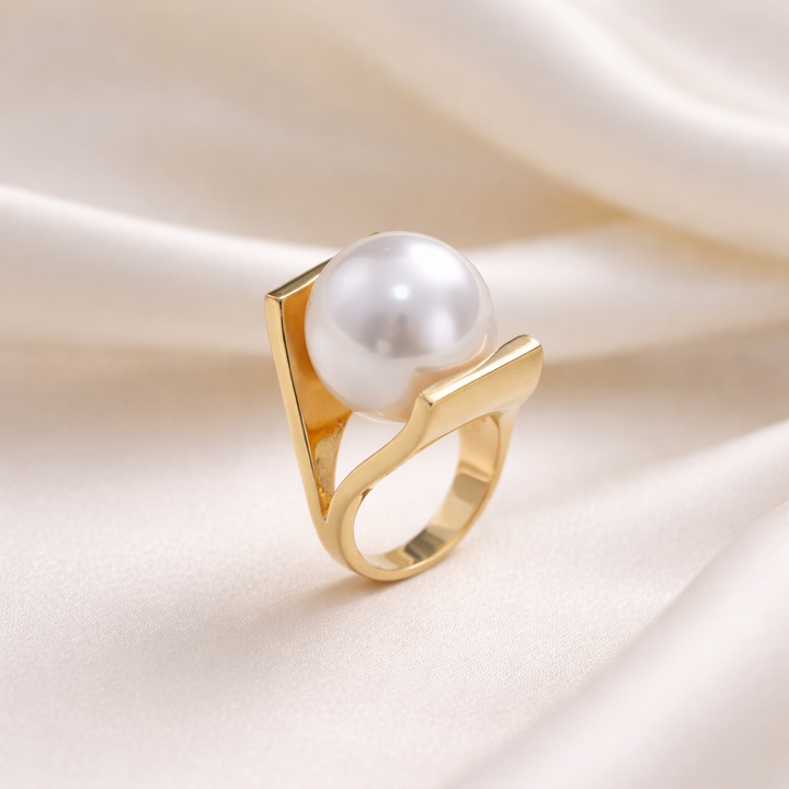 Bague Rétro Dorée avec Ornement de Perles — Doumira