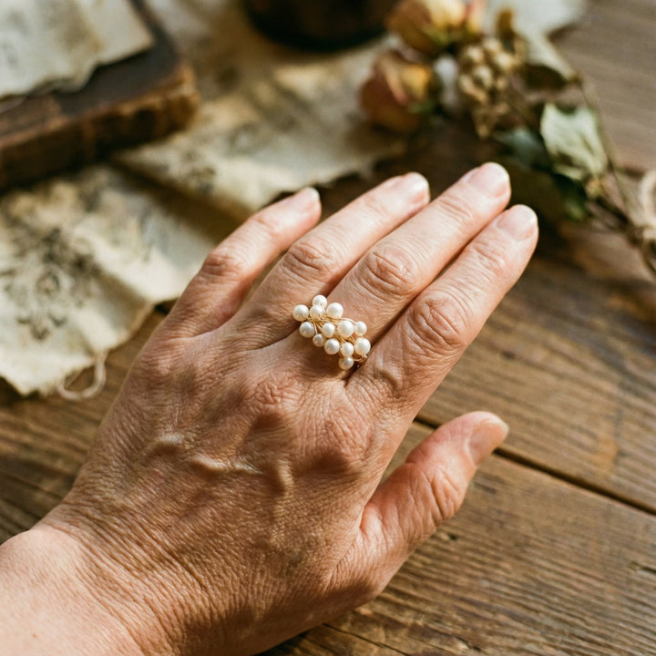 Bague Vintage avec des Perles Lumineuses — Doumira