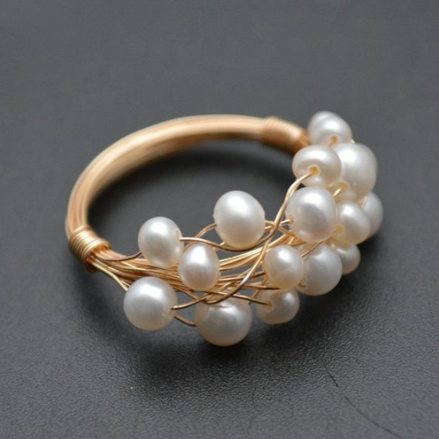 Bague Vintage avec des Perles Lumineuses — Doumira
