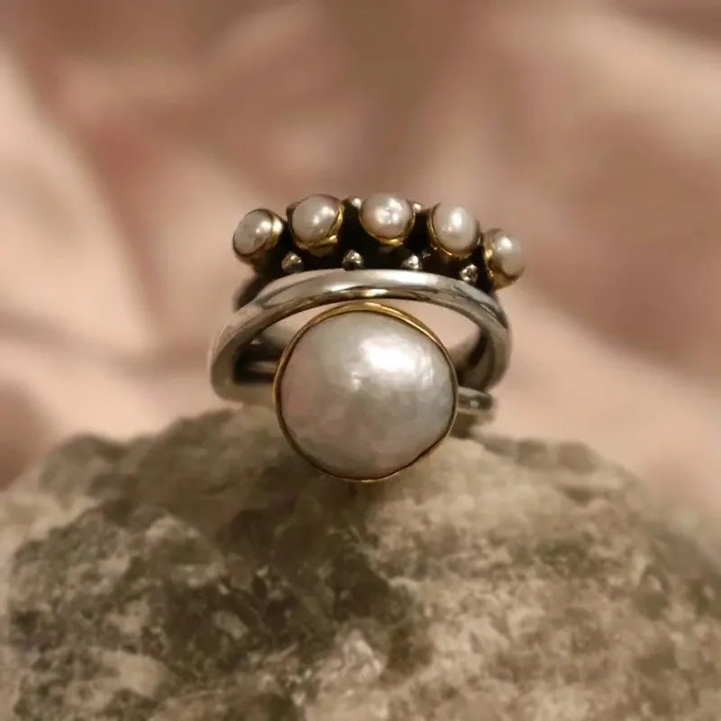 Bague rétro avec couronne en argent et perles — Doumira