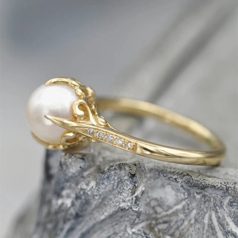 Bague vintage avec perle dorée au centre — Doumira