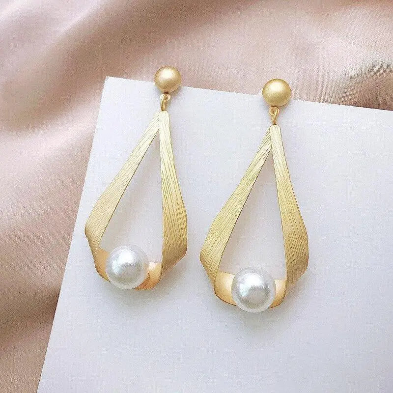 Boucles d'oreilles avec des cristaux et des perles rondes — Doumira