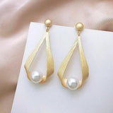 Boucles d'oreilles avec des cristaux et des perles rondes — Doumira