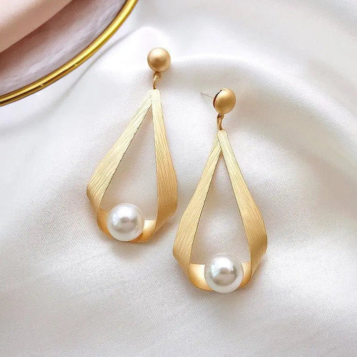 Boucles d'oreilles avec des cristaux et des perles rondes — Doumira