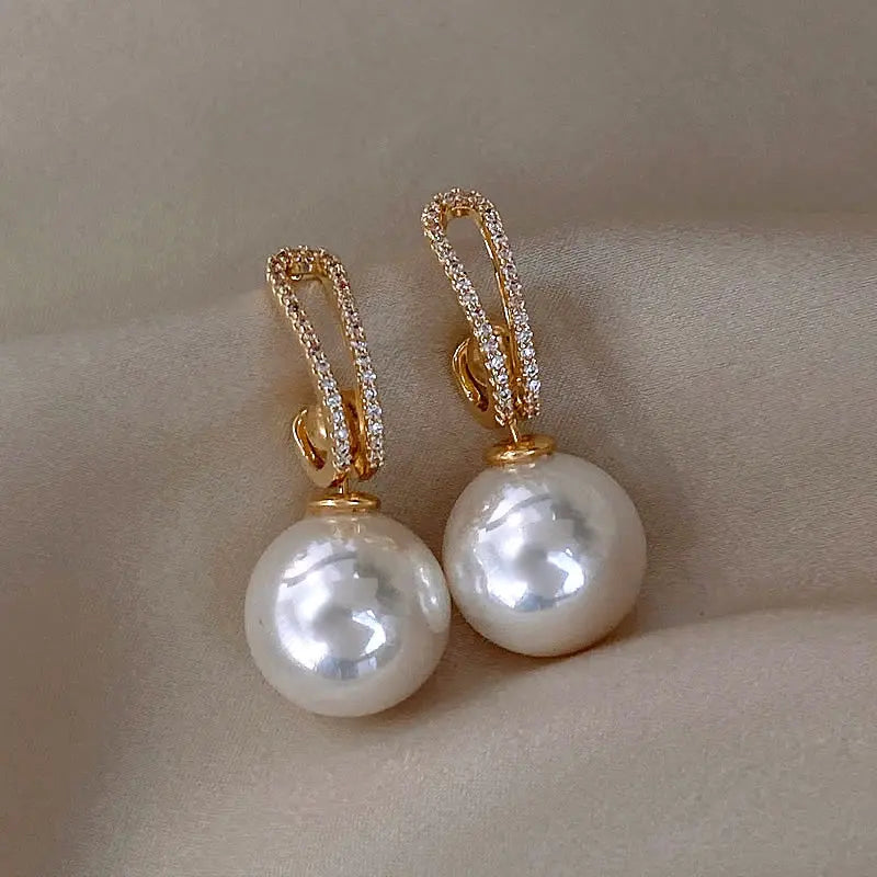 Boucles d'oreilles élégantes avec perles et zirconium — Doumira