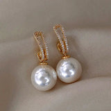 Boucles d'oreilles élégantes avec perles et zirconium — Doumira