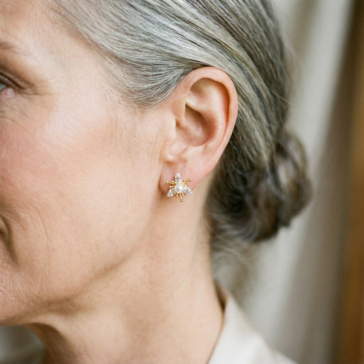 Boucles d'oreilles en fleurs avec cristaux et perles — Doumira