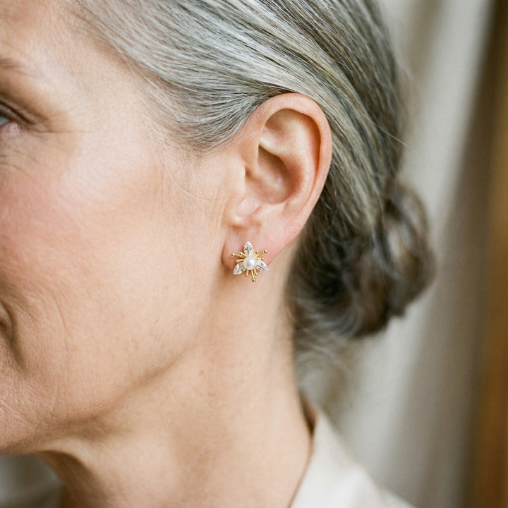 Boucles d'oreilles en fleurs avec cristaux et perles — Doumira