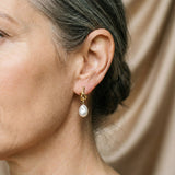 Boucles d'oreilles pendantes avec perles baroques en or — Doumira