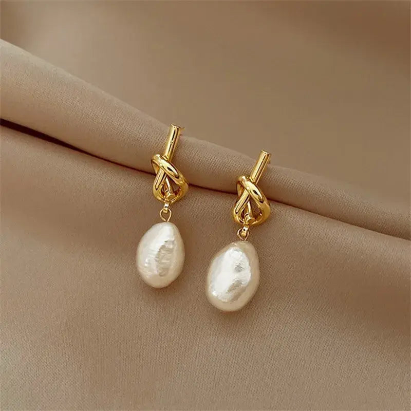 Boucles d'oreilles pendantes avec perles baroques en or — Doumira