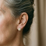 Boucles d'oreilles pendantes en or avec perles rondes et zirconia — Doumira