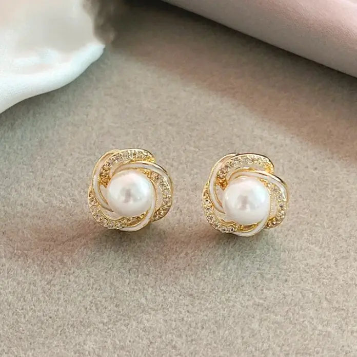 Boucles d'oreilles pendantes en or avec perles rondes et zirconia — Doumira