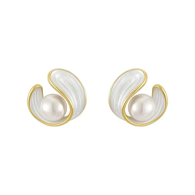 Boucles d'oreilles pendantes luxueuses en opale blanche et perles en or — Doumira