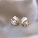 Boucles d'oreilles pendantes luxueuses en opale blanche et perles en or — Doumira