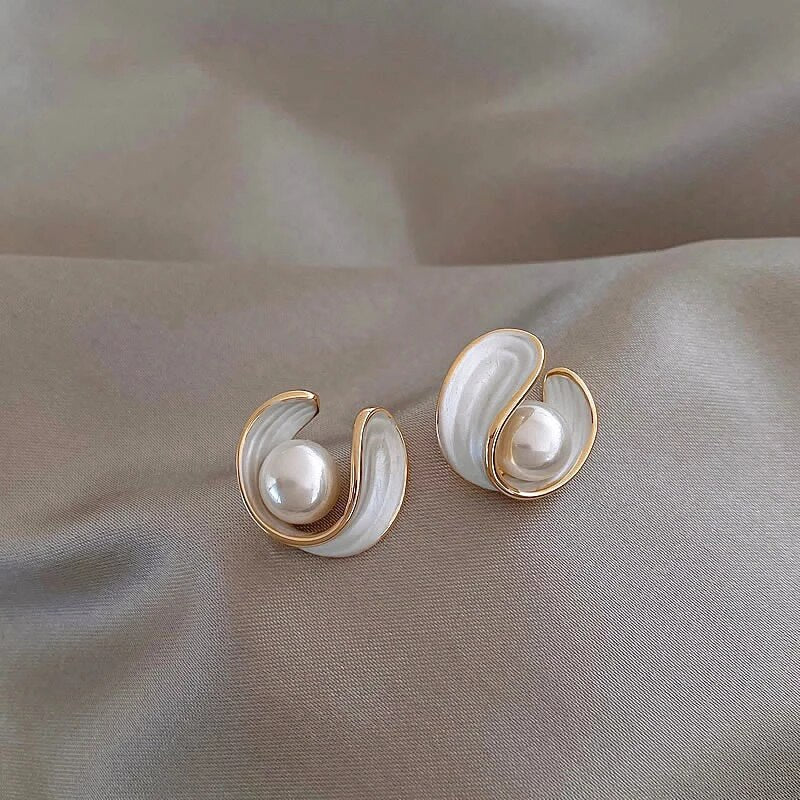 Boucles d'oreilles pendantes luxueuses en opale blanche et perles en or — Doumira