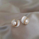 Boucles d'oreilles pendantes luxueuses en opale blanche et perles en or — Doumira