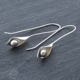 Boucles d'oreilles rétro avec feuille et perle — Doumira