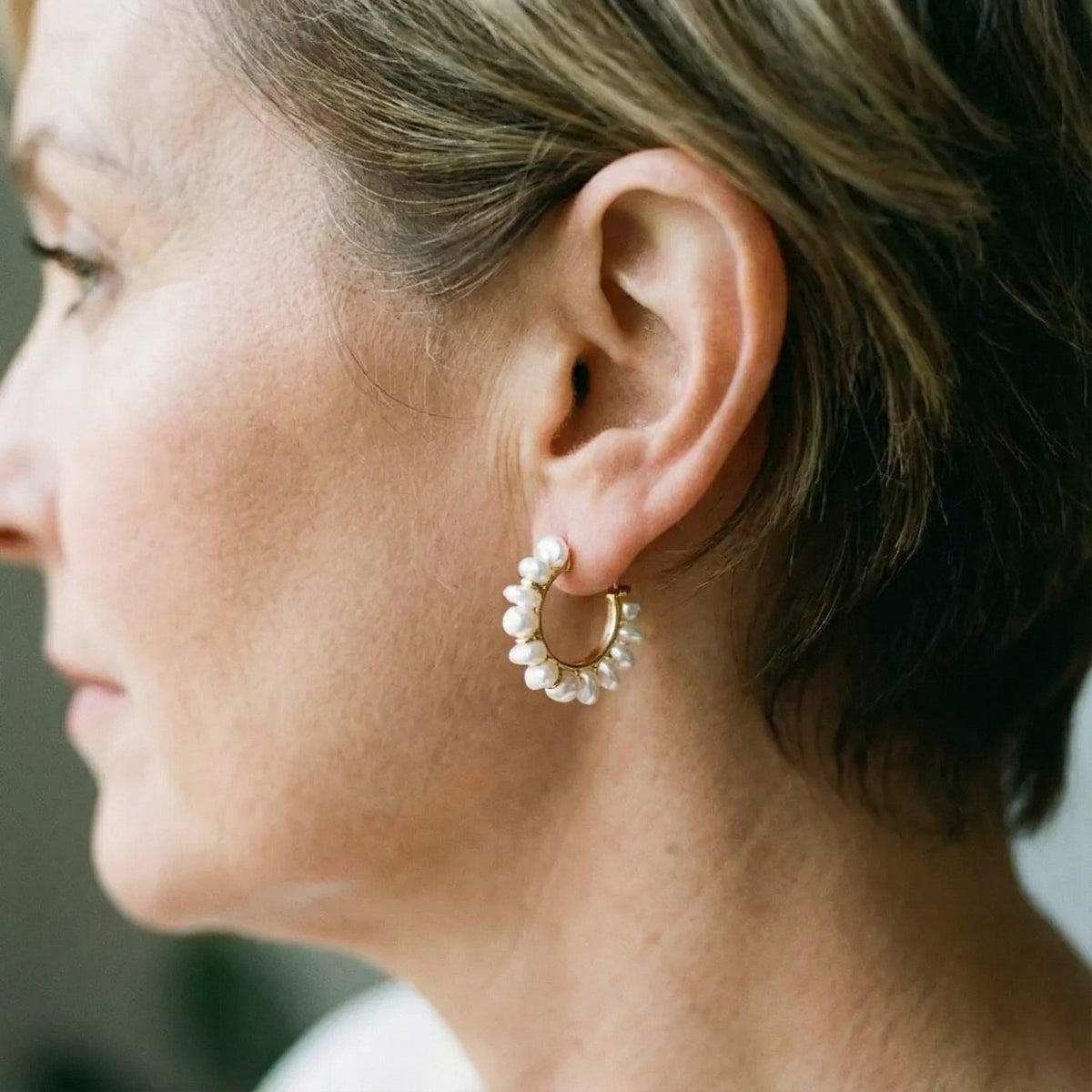 Boucles d'oreilles rétro avec perle blanche — Doumira