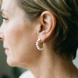 Boucles d'oreilles rétro avec perle blanche — Doumira