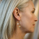 Boucles d'oreilles rétro en or avec des marguerites — Doumira