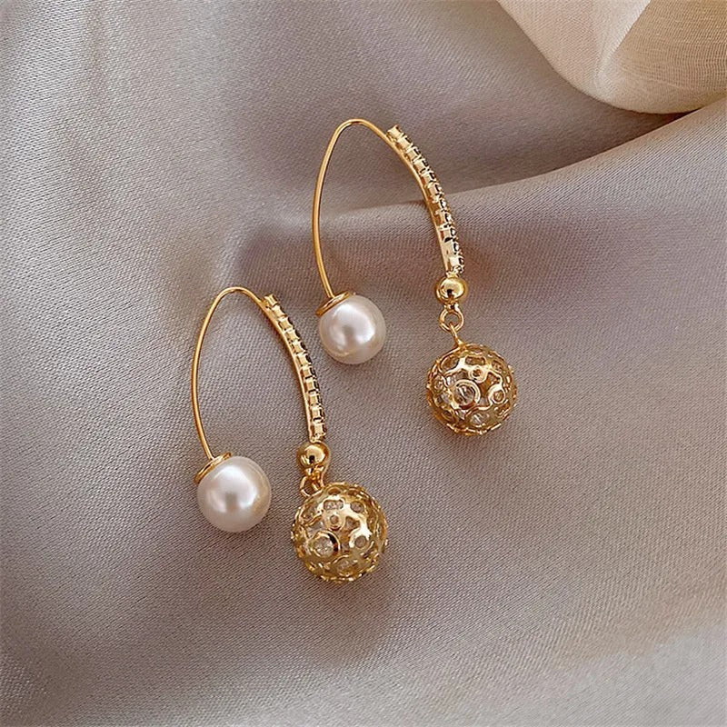 Boucles d'oreilles rétro en or avec des marguerites — Doumira