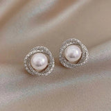 Boucles d'oreilles spirales brillantes avec des perles élégantes — Doumira