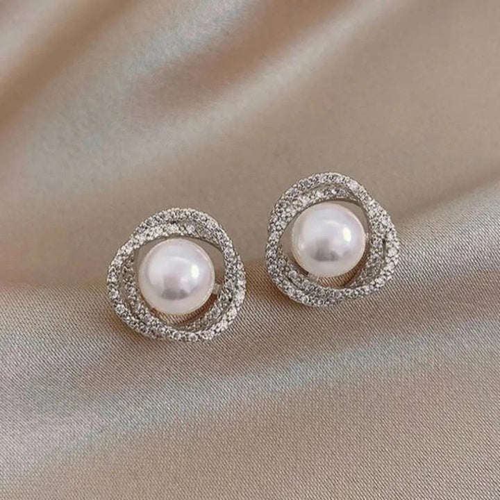 Boucles d'oreilles spirales brillantes avec des perles élégantes — Doumira