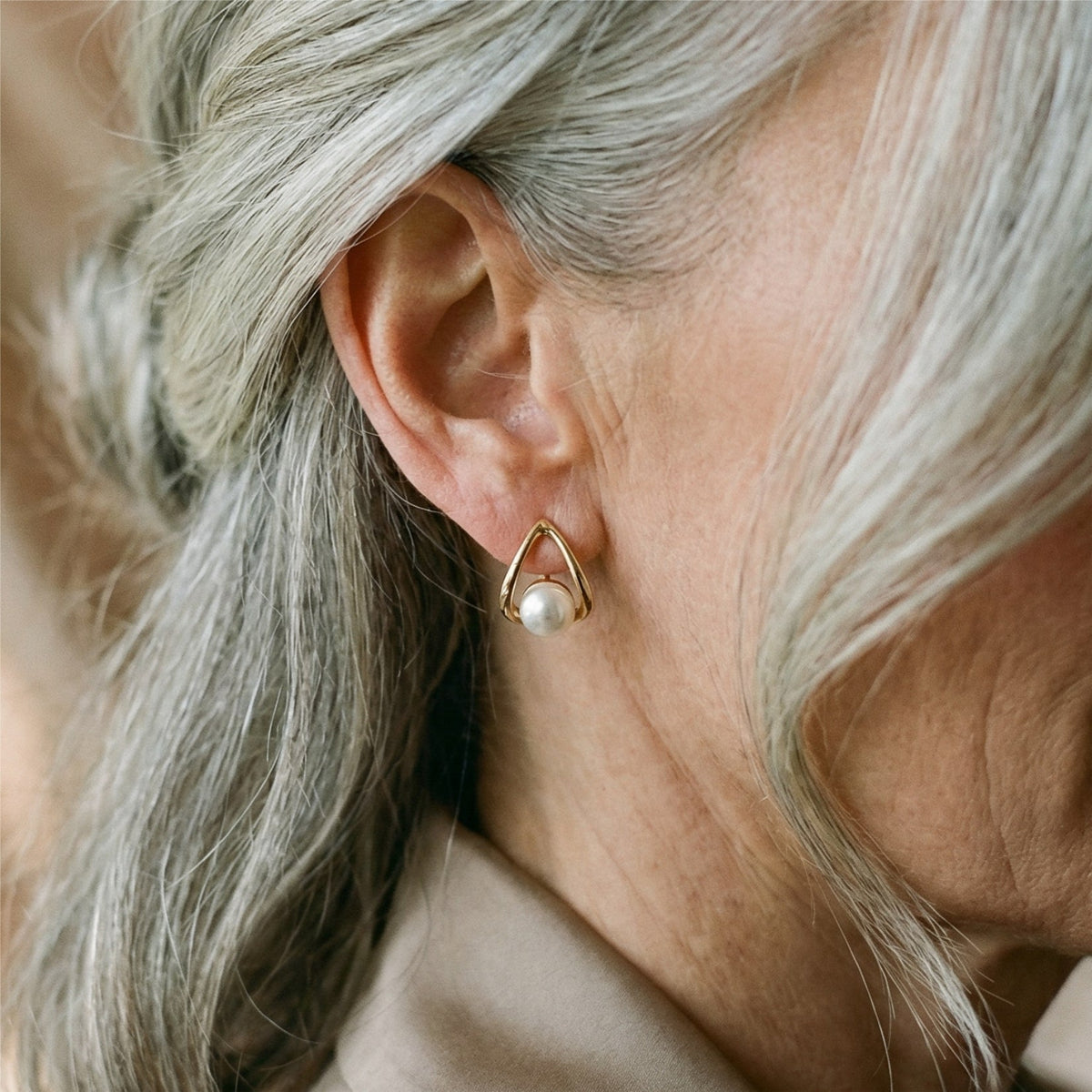 Boucles d'oreilles triangulaires avec des perles élégantes — Doumira